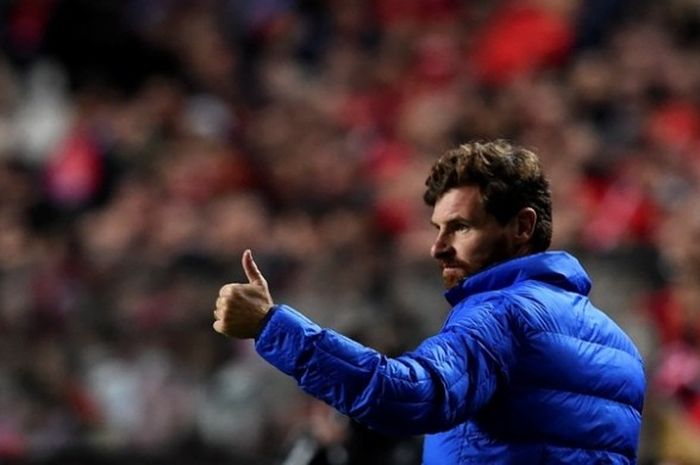 Pelatih Zenit Saint Petersburg, Andre Villas-Boas, mendampingi anak asuhnya dalam pertandingan babak 16 besar Liga Champions melawan Benfica di the Luz stadium, Lisbon, 16 Februari 2016.