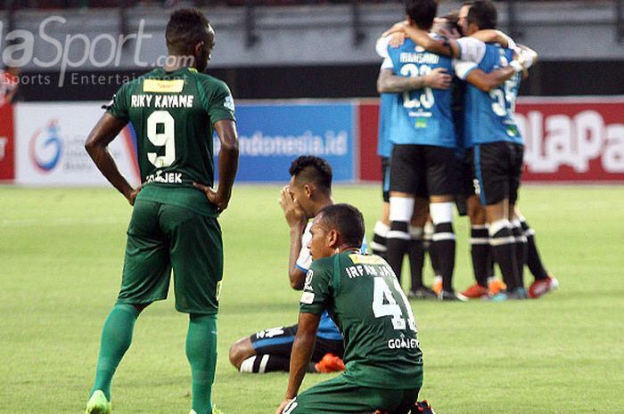 Ekspresi kecewa dua pemain Persebaya, Ricky Kayame (berdiri) dan Irfan Jaya (duduk) usai dikalalahkan Barito Putera dalam laga pekan ketiga Liga 1 2018 di Gelora Bung Tomo Surabaya, Minggu (8/4/2018).