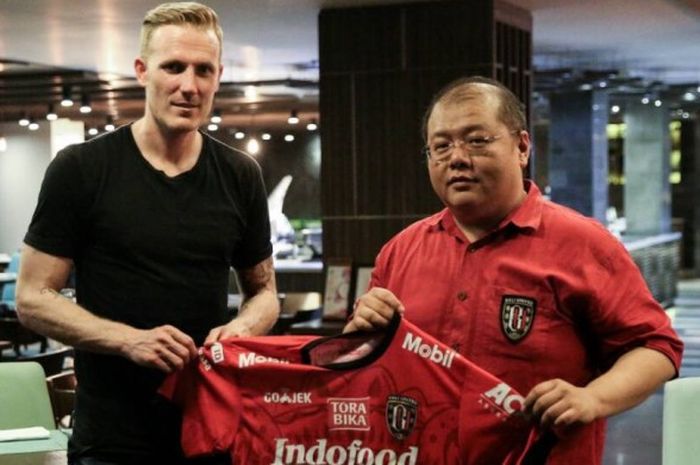 Nick dan der Velden diperkenalkan sebagai pemain baru Bali United, 25 April 2017.