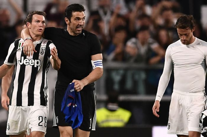 Bek Juventus, Stephan Lichtsteiner (kiri), merayakan kemenangan timnya atas Bologna bersama kiper Gianluigi Buffon, Sabtu (5/5/2018) di Allianz Stadium, Turin. 