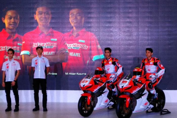 Sebagian pebalap Astra Honda Racing Team ditampilkan pada sesi peluncuran tim di JIExpo Kemayoran, Jakarta, Selasa (20/2/2018).