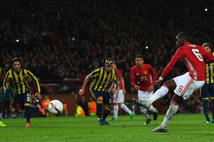 Gelandang Manchester United, Paul Pogba, mengeksekusi penalti ke gawang Fenerbahce pada laga Liga Europa, Kamis (20/10/2016)