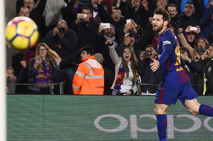 Megabintang FC Barcelona, Lionel Messi, merayakan gol yang dia cetak ke gawang Deportivo Alaves dalam laga Liga Spanyol di Stadion Camp Nou, Barcelona, pada 28 Januari 2018.