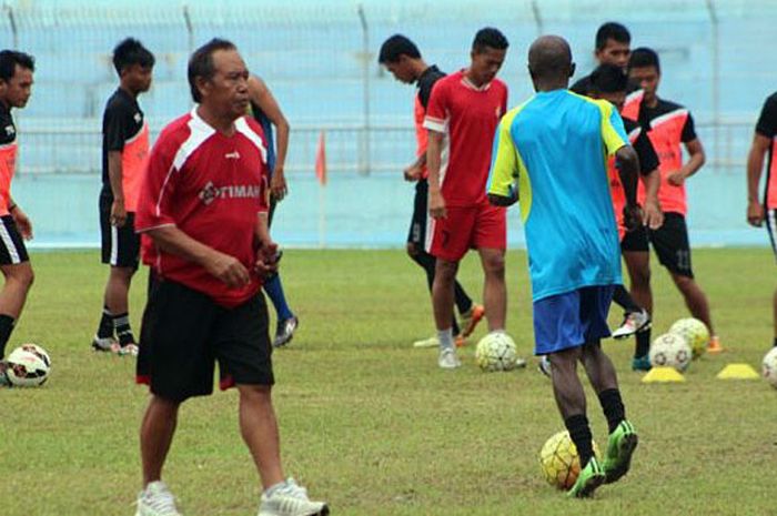 Pelatih PS Timah Babel Sanusi Rahman memberikan instruksi saat latihan di Stadion Depati Amir Pangkalpinang Kamis (4/5/2017). 