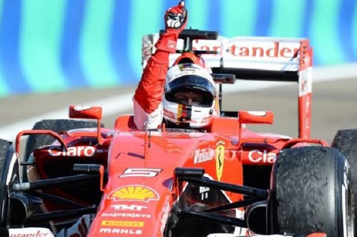 Pebalap tim Ferrari, Sebastian Vettel, usai berhasil finish pertama pada Grand Prix Hungaria tahun 2015.