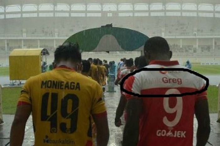 Tampak jersey belakang Greg Nwokolo kala Madura United bertandang melawan Mitra Kukar di Stadion Aji Imbut, Tenggarong, Minggu (3/9/2017).