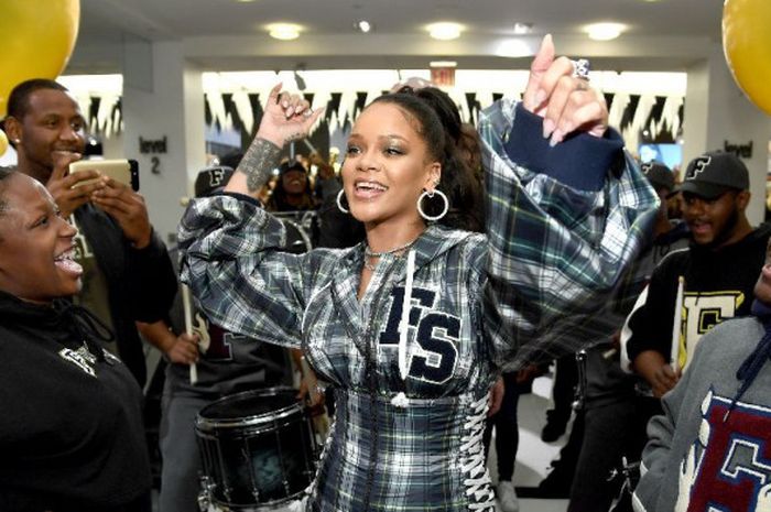 Aktris asal Barbados, Rihanna, mengadakan pesta untuk merayakan peluncuran AW17 FENTY PUMA by Rihanna di 59th Street, New York, pada 13 Oktober 2017.
