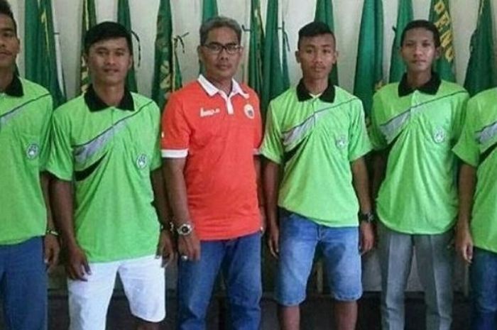 Penanggung jawab seleksi timnas U-19 di Sumatera Utara, Fityan Hamdy (tiga dari kiri) bersama lima pemain yang akan ikut seleksi lanjutan Indonesia U-19 di Stadion Utama Riau, Pekanbaru. 
