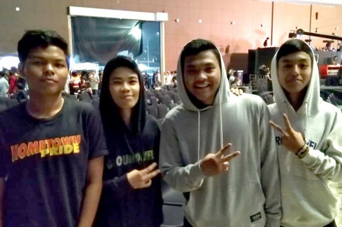 Farhan (kedua dari kanan) bersama teman-temannya yang menghadiri acara Mobile Legends Southeast Asia Cup (MSC) 2018 di Hall B3, JIExpo, Kemayoran, Jakarta, pada Minggu (29/7/2018).