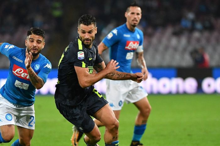 Aksi penyerang Napoli, Lorenzo Insigne (kiri), saat berduel dengan gelandang Inter Milan, Antonio Candreva, dalam pertandingan Liga Italia 2017-2018 di Stadion San Paolo, Naples, Italia, pada Sabtu (21/10/2017).