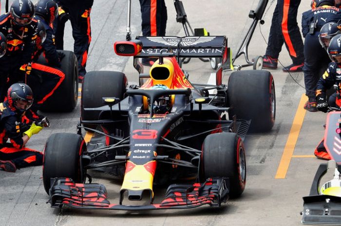 Pebalap Red Bull Racing dari Australia, Daniel Ricciardo, melakoni pitstop untuk mengganti ban pada balapan GP Canada 2018 yang berlangsung di Sirkuit Gilles Villeneuve, Montreal, Kanada, 10 Juni 2018.