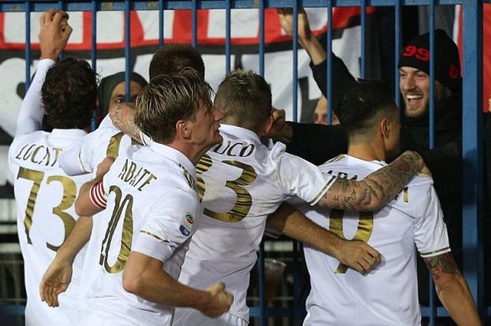 Para pemain AC Milan merayakan gol bunuh diri pemain Empoli, Andrea Costa, dalam laga Serie A di Stadio Carlo Castellani, Empoli, 26 November 2016.