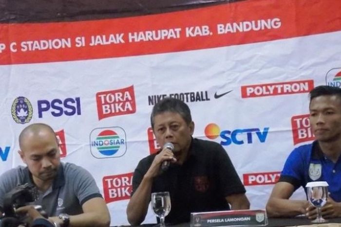 Pelatih Persila Lamongan, Herry Kiswanto (tengah) dalam jumpa pers pra-laga timnya kontra tuan rumah Persib untuk laga terakhir Grup C Piala Presiden 2017 di Hotel Topas, Bandung, Kamis (16/2/2017) sore. 