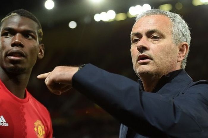 Manajer Manchester United, Jose Mourinho (kanan), menunjuk ke arah pemainnya, Paul Pogba, saat laga penyisihan grup Liga Europa kontra Zorya Luhansk di Stadion Old Trafford, Kamis (29/9/2016) waktu setempat.