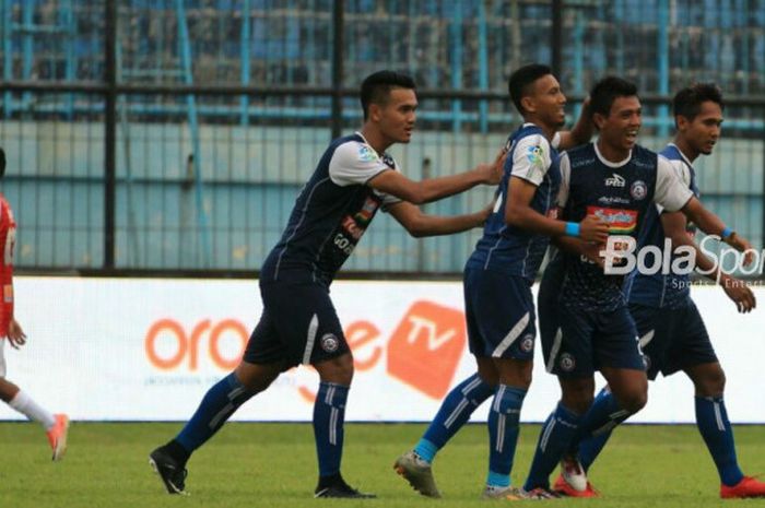 Para pemain Arema FC merayakan gol Dedik Setiawan ke gawang Persipura dalam laga lanjutan Liga 1 di Stadion Kanjuruhan, Kabupaten Malang, Jumat (27/4/2018).