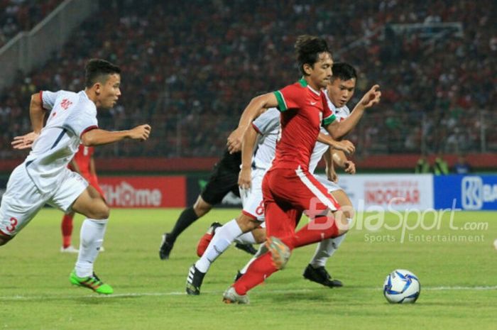  Penyerang timnas U-19 Indonesia, Hanis Saghara mencoba lepas dari kawalan para pemain timnas U-19 Vietnam pada laga fase Grup A Piala AFF U-19 2018 di Stadion Gelora Delta, Sidoarjo, 7 Juli 2018.  