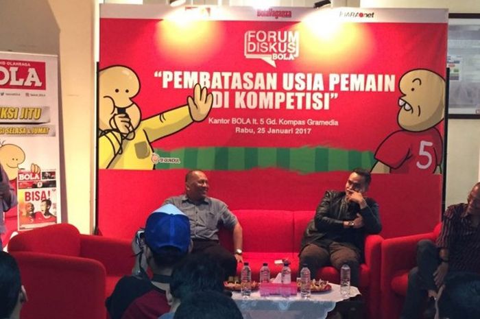 Pemimpin Redaksi Tabloid BOLA, Arief Kurniawan, membuka Forum Diskusi BOLA di Jakarta, pada Rabu (25/1/2017).