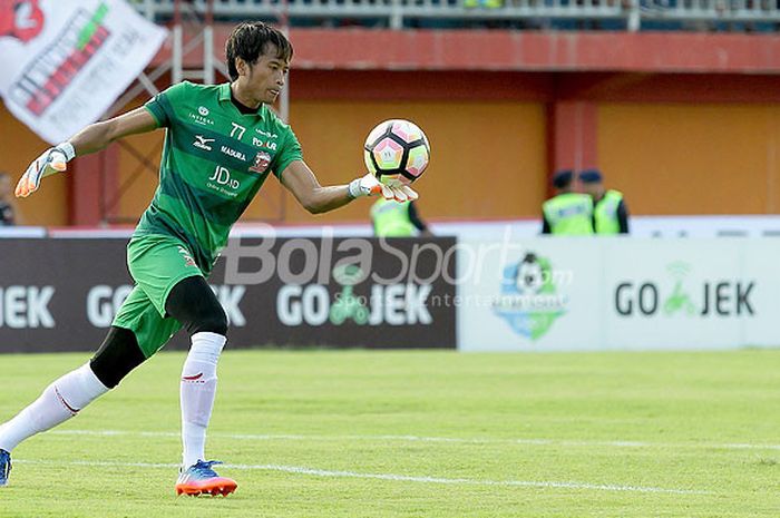 Kiper Madura United, Heri Prasteyo, menendang bola saat melawan Mitra Kukar dalam laga pekan ke-3 Liga 1 di  Stadion Gelora Ratu Pamellingan Pamekasan, Jawa Timur, Jumat (28/04/2017) sore.