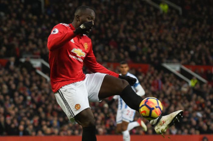 Penyerang Manchester United, Romelu Lukaku, mencetak gol pada pertandingan Liga Inggris melawan Huddersfield Town di Old Trafford, Sabtu (3/2/2018).