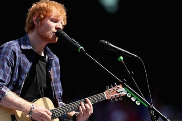 Penyanyi asal Inggris, Ed Sheeran, tampil dalam laga final Australian Football League 2014 di Melbourne pada 27 September 2014.
