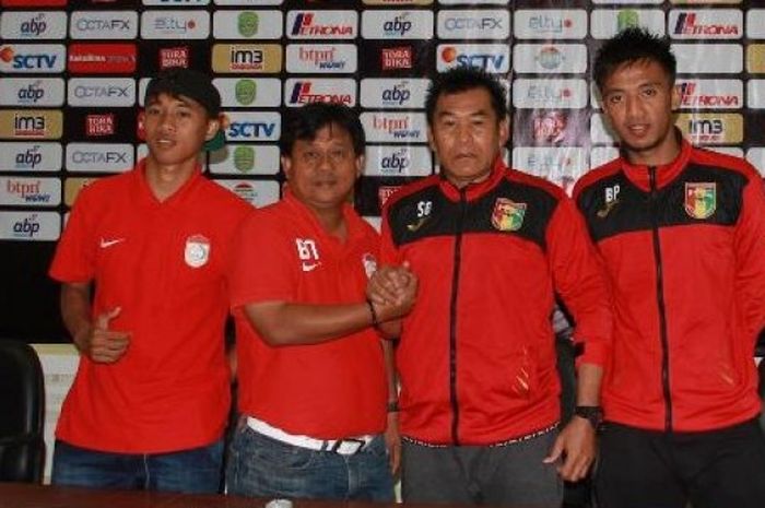 Pelatih Subangkit (dua dari kanan) sesuai jumpa pers laga Mitra Kukar kontra PSM Makassar di Stadion Aji Imbut, Tenggarong, Sabtu (30/7/2016). Subangkit memilih mundur dari kursi kepelatihan Mitra Kukar per 1 Agustus 2016. 