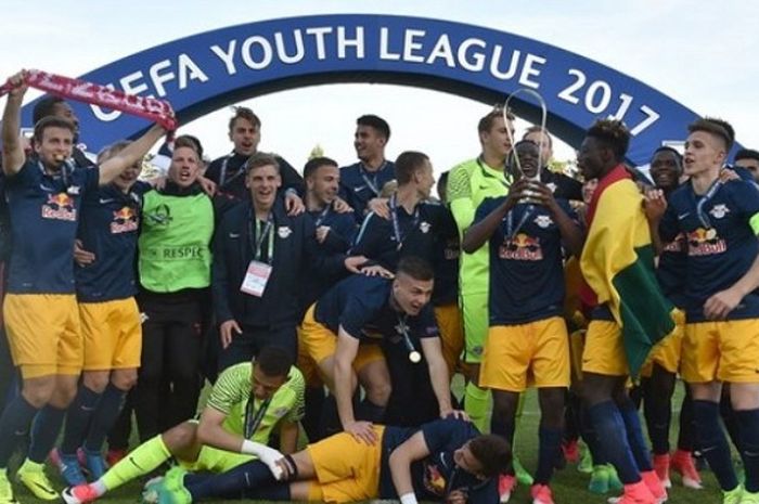 Para pemain dan ofisial tim Salzburg U-19 merayakan keberhasilan mereka menjuarai UEFA Youth League 2016-2017 setelah di partai final menghalahkan Benfica dengan skor 2-1 di Centre Sportiv de Colovray, Nyon, Swiss, Senin (24/4/2017).