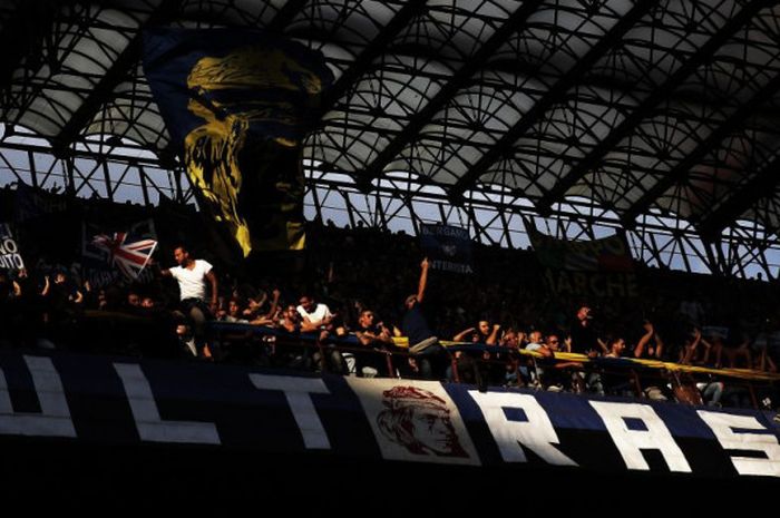 Suporter Ultras Inter Milan mendukung tim mereka dalam laga Liga Italia antara Inter Milan dan Juventus di Stadion Giuseppe Meazza, Milan, 18 September 2016.