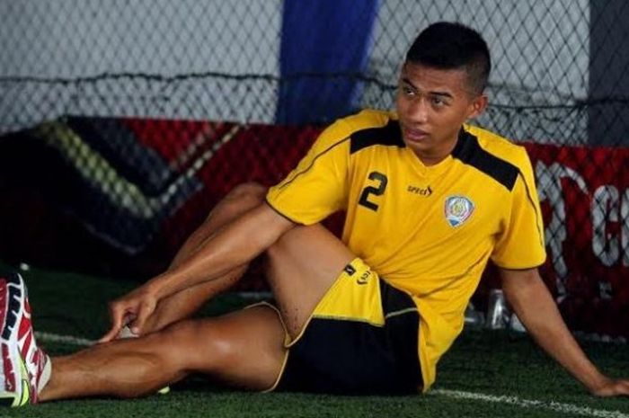 Gelandang serang Ahmad Nufiandani kembali berseragam Arema dan jaga kondisi di Lapangan Futsal Champions, Malang, Jawa Timur pada Rabu (18/05/2016). 