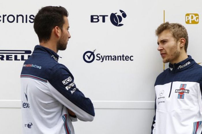 Pebalap Williams, Sergey Sirotkin (kanan), berbicara dengan kru tim menjelang balapan GP Spanyol di Sirkuit Catalunya, Barcelona pada Minggu (13/5/2018).