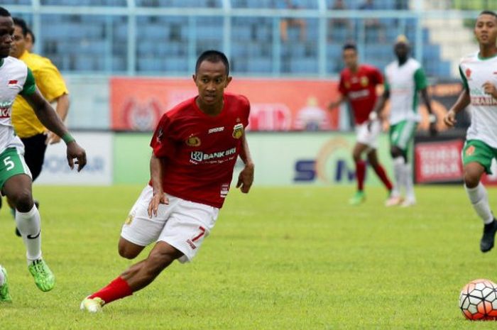 Penyerang Bhayangkara FC, Antoni Putra Nugroho (tengah) saat membela timnya melawan PS TNI pada laga Piala Presiden 2017. 