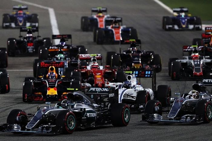 Para pebalap Formula 1 berebut posisi pada tikungan pertama di Gran Prix Bahrain di Bahrain International Circuit, Sakhir, Bahrain, pada 3 April 2016.