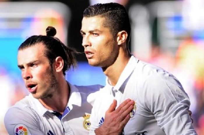 Dua pemain bintang Real Madrid, Gareth Bale (kiri) dan Cristiano Ronaldo, tampil pada partai La Liga kontra  Deportivo Alaves, di Stadion Mendizorroza, 29 Oktober 2016. 