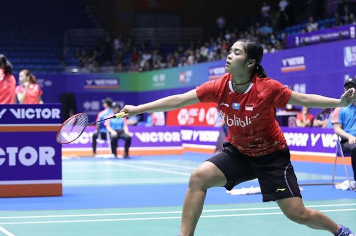 Pebulu tangkis tunggal putri Indonesia, Gregoria Mariska Tunjung, mengembalikan kok ke arah Zheng Beiwen (Amerika Serikat) pada babak kedua China Open yang berlangsung di Olympic Sports Center Xincheng Gymnasium, Changzhou, Kamis (20/9/2018).