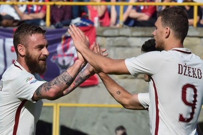Penyerang AS Roma, Edin Dzeko (kanan), merayakan gol bersama rekannya Daniele De Rossi saat melawan Bologna pada 9 April 2017.