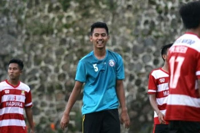 Pemain muda Arema FC, Dalmiansyah Matutu saat membela skuat Singo Edan kala bersua Perssu Sumenep pada uji coba di lapangan Agrokusuma, Kota Batu, Rabu (5/4/2017) sore. 