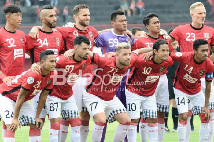 Skuat Bali United berpose sebelum melawan Thanh Hoa di Stadion Kapten I Wayan Dipta, Gianyar, Bali, Rabu (7/3/2018) sore WIB. Kini, Selasa (13/3/2018) malam WIB, giliran Bali United yang bermain di kandang Thanh Hoa. 