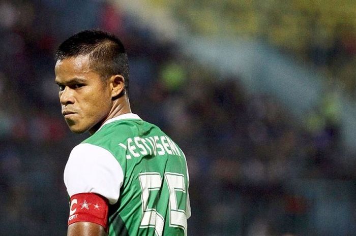 Kapten PS TNI, Manahati Lestusen, saat tampil di laga kedua Grup B Piala Presiden 2017 melawan Persija Jakarta di stadion Kanjuruhan Malang, Jawa Timur (05/02/2017).