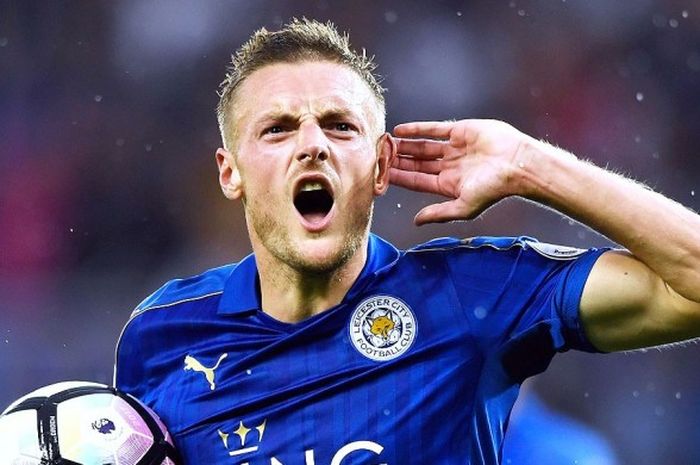 Striker Leicester City, Jamie Vardy, melakukan selebrasi usai mencetak gol ke gawang Swansea City dalam laga lanjutan Premier League 2016-2017 di Stadion The King Power, Leicester, pada 27 Agustus 2016.