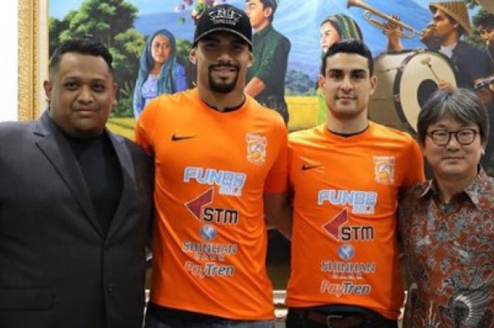 Dua pemain baru Borneo FC, Matias Conti dan Renan Da Silva Alvez resmi menandatangani kontrak  di Kantor STM Group, Gandaria City, Jakarta pada Selasa (31/7/2018).