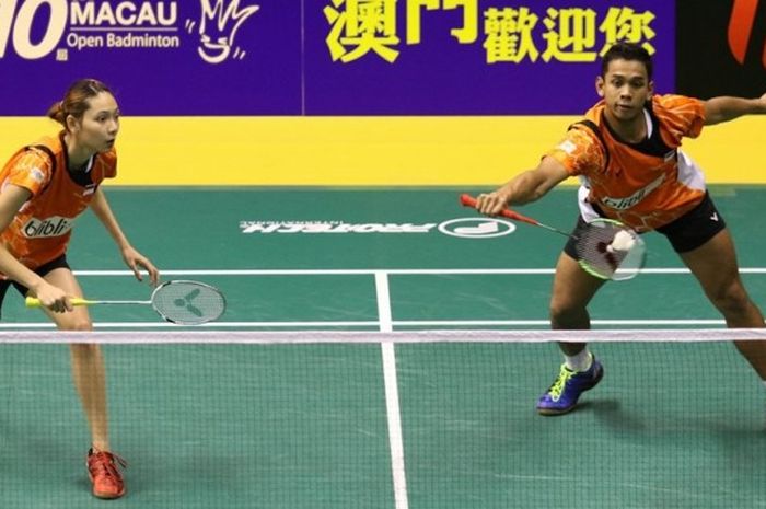 Pasangan ganda campuran Indoensia, Edi Subaktiar/Gloria Emanuelle Widjaja, berusaha mengembalikan kok dari pasangan Korea Selatan, Shin Baek-choel/Chae Yoo-jong, pada babak perempat final Macau Terbuka di Macau, Jumat (27/11/2015).