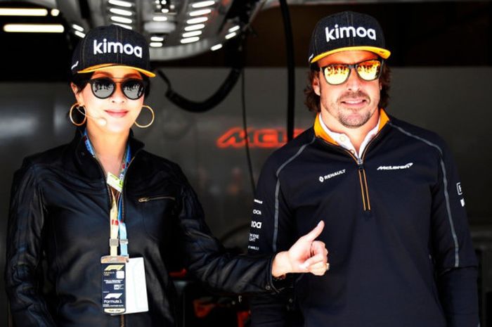  Pebalap McLaren, Fernando Alonso (kanan), berpose bersama artis China, Carina Lau, menjelang balapan F1 GP China yang digelar di Sirkuit Internasional Shanghai, Minggu (15/4/2018). 