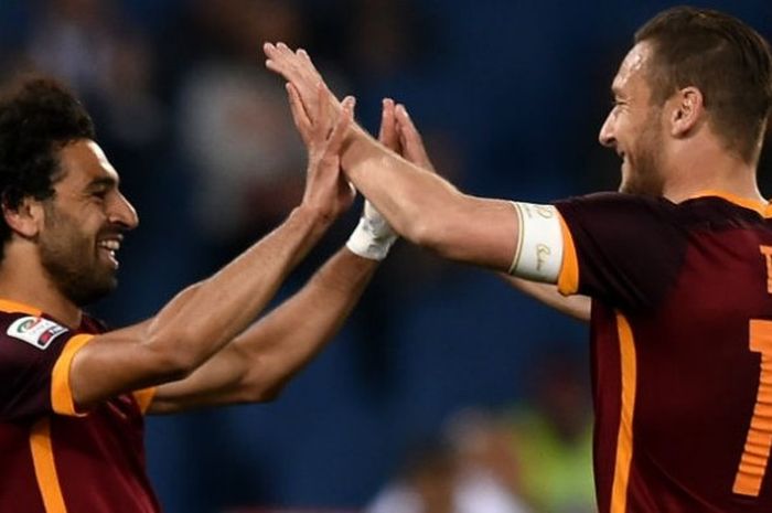  Pemain AS Roma, Mohamed Salah (kiri), merayakan golnya bersama Francesco Totti dalam pertandingan Liga Italia melawan Bologna di Stadion Olimpico, Roma pada 11 April 2016.  