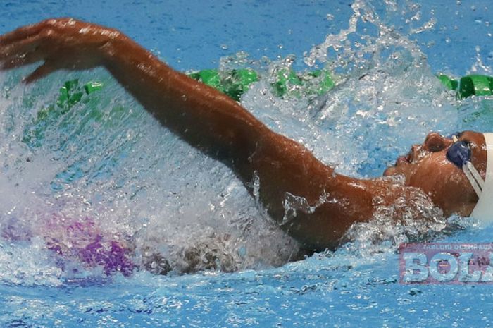 Perenang Indonesia, I Gede Siman Sudartawa, berlomba di final cabang renang nomor 100m gaya punggung putra Asian Games 2018, Stadion Aquatik, Jakarta, Minggu (19/8/2018).