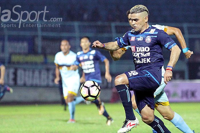 Aksi striker Arema FC, Cristian Gonzales, saat melawan Persela Lamongan dalam laga pekan ke-24 Liga 1 di Stadion Kanjuruhan Malang, Jawa Timur, Sabtu (16/09/2017) malam.