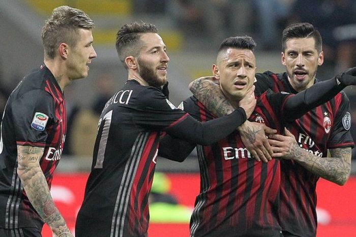 Penyerang AC Milan, Gianluca Lapadula (kedua dari kanan), melakukan selebrasi bersama rekan setimnya seusai membobol gawang Chievo Verona dalam laga lanjutan Serie A 2016-2017 di Stadion Giuseppe Meazza, Milan, pada 4 Maret 2017.