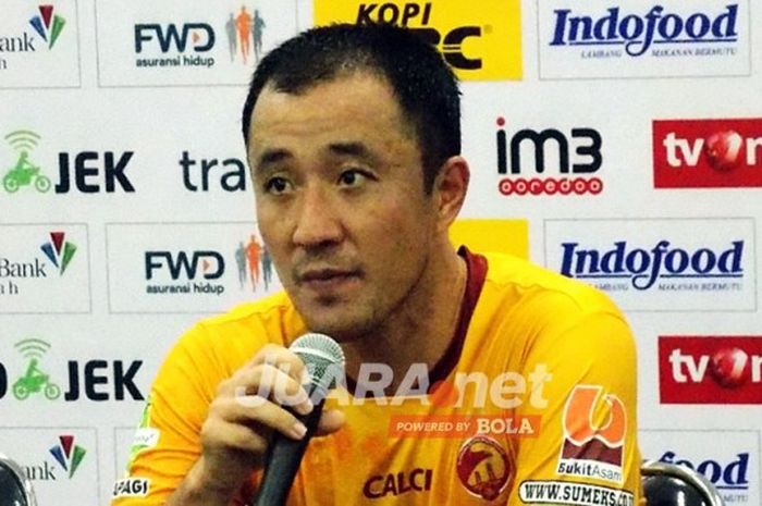 Kapten Sriwijaya FC, Yoo Hyun Goo, berbicara kepada media dalam konfrensi pers usai laga melawan Persib dalam laga lanjutan Liga 1 di Stadion Gelora Bandung Lautan Api, Sabtu (29/4/2017).