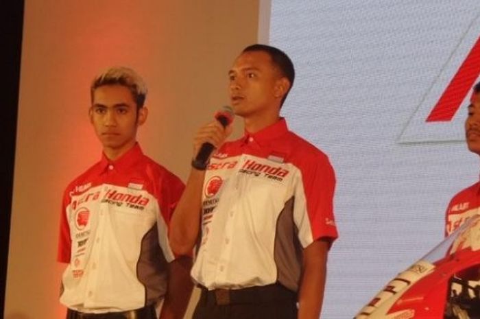 Pebalap Astra Honda Racing Team, Dimas Ekky Pratama (kedua dari kanan), berbicara saat acara peresmian timnya di JI Expo Kemayoran, Jakarta, Jumat (3/2/2017).