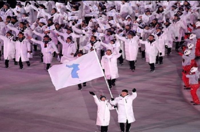  Atlet asal Korea Selatan dan Korea Utara berada dalam satu defile pada saat upacara pembukaan Olimpiade Musim Dingin PyeongChang 2018 yang digelar Jumat (9/2/2018).       