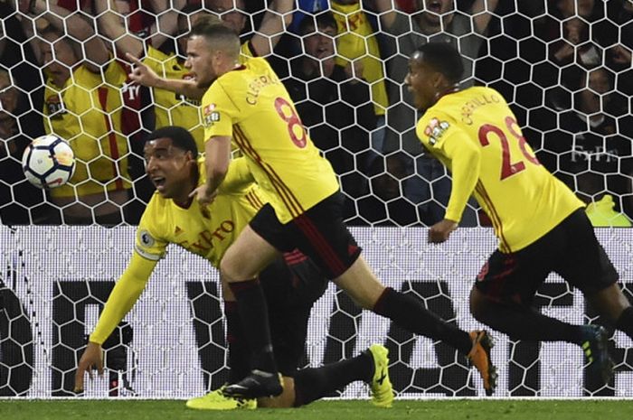 Selebrasi gelandang Watford, Tom Cleverley (tengah), setelah mencetak gol kemenangan tim ke gawang Arsenal dalam laga Liga Inggris 2017-2018 di Stadion Vicarage Road, Watford, Inggris, pada Sabtu (14/10/2017).