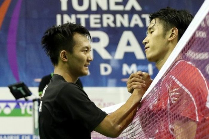 Pebulu tangkis tunggal putra Indonesia, Ihsan Maulana Mustofa, bersalaman setelah menghadapi Tian Houwei (China). Ihsan kalah 21-13, 17-21, 21-17, dari Tian pada babak pertama Prancis Terbuka yang berlangsung di Stade Pierre de Coubertin, Rabu (26/10/2016).